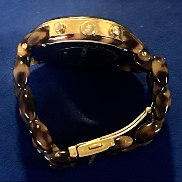 MICHAEL KORS
Tortoise Acrylic Brown Dial Ladies Watch
Item No. MK5216/no case - Picture 9 of 9